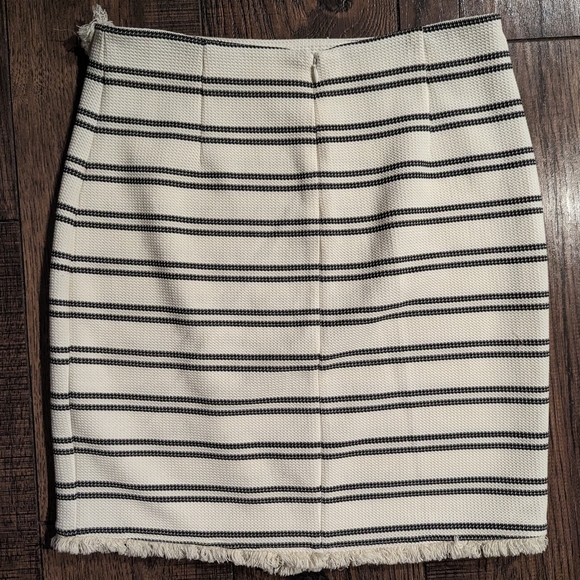 Ivanka Trump White & Black Striped Wrap Mini Skirt w Frayed Hemline Sz 8 Classic - Picture 12 of 14